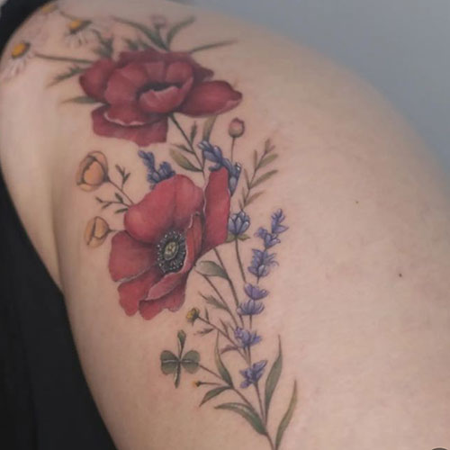 tatuaje de flores rojas en un hombro | tatuaje para mujer | tatuaje en el brazo | Madrid tattoo | Cornelius Tattoo