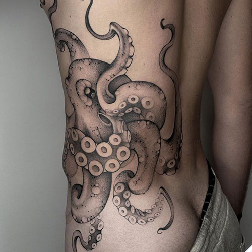  tatuaje de un pulpo en el costado | octopus | el tatuaje en Madrid | tatuarse en Madrid | Cornelius Tattoo