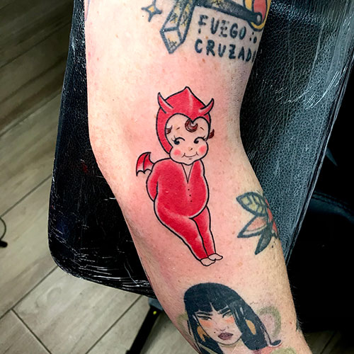 tatuaje de niño disfrazado de diablillo | tatuaje para hombre | tatuaje en el brazo | Madrid tattoo | Cornelius Tattoo