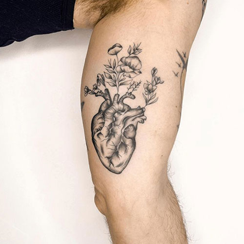 Tatuaje de un corazón del que nacen plantas | Tatuaje en el brazo | tatuaje en el brazo hombre | Tatuajes en Madrid | Cornelius Tattoo