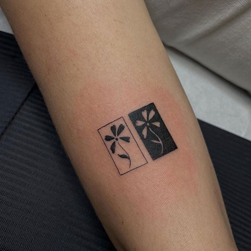 Tatuaje una misma flor en blanco sobre negro y en negro sobre blanco | Tatuaje en el brazo pequeño | tatuaje en el brazo | tatuaje pequeño | Tatuajes en Madrid | Cornelius Tattoo