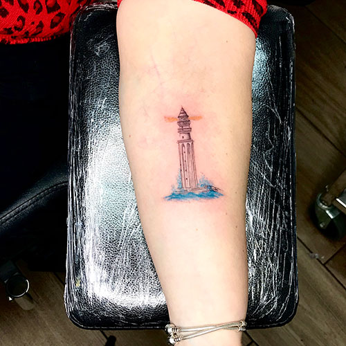 Tatuaje de un faro a color | Tatuaje en el brazo pequeño | tatuaje en el brazo | tatuaje pequeño | Tatuajes en Madrid | Cornelius Tattoo