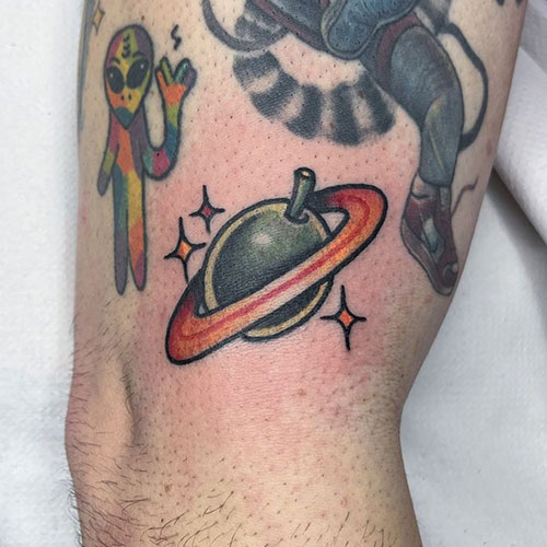 Tatuaje de una bomba simulando ser un planeta | Tatuaje en el brazo mujer | Tatuaje pequeño | Tatuajes en Madrid | Cornelius Tattoo