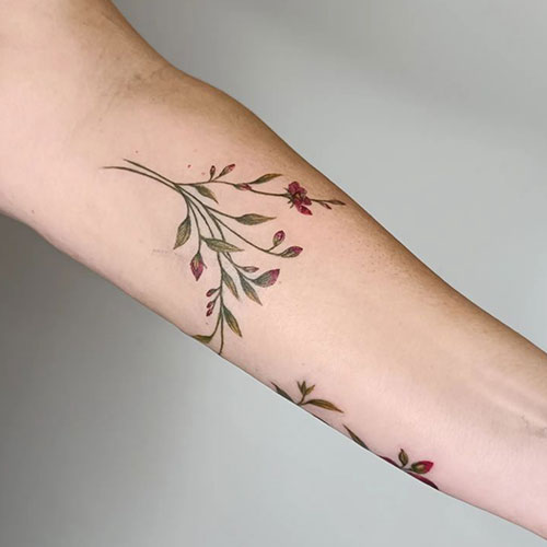 Tatuaje en el brazo de unas flores rojas | Tatuadoras Madrid | Tatuaje en el brazo | Tatuajes en Madrid | Cornelius Tattoo