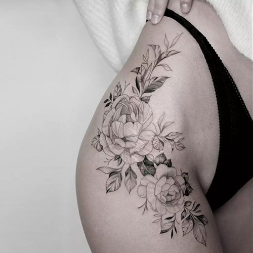 Tatuaje en el hombro para mujer de unas flores | Tatuadoras Madrid | Tatuaje en el hombro para mujer | Tatuajes en Madrid | Cornelius Tattoo